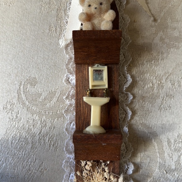 Adorable 1970s retro handmade wooden miniature shelf perfect for a bathroom - Picture 8 of 11